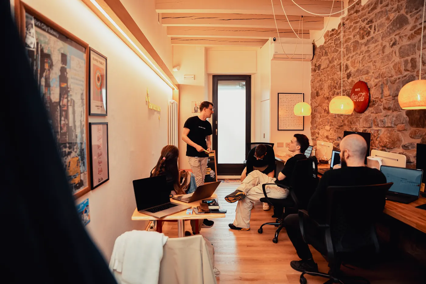 Interni luminosi dello spazio di coworking WorkBlock a Sarnico, sul Lago d'Iseo
